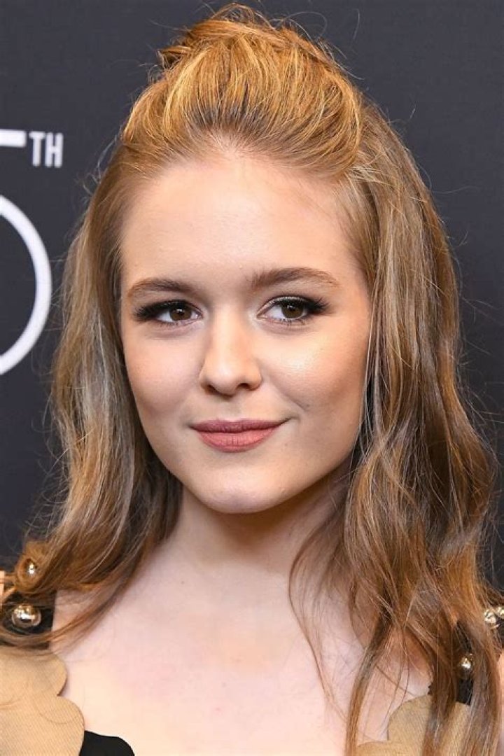 HAYDEN BYERLY, IZABELA VIDOVIC – Celeb Secrets